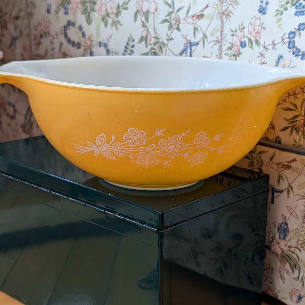 Pyrex Butterfly Gold Mixing Bowl